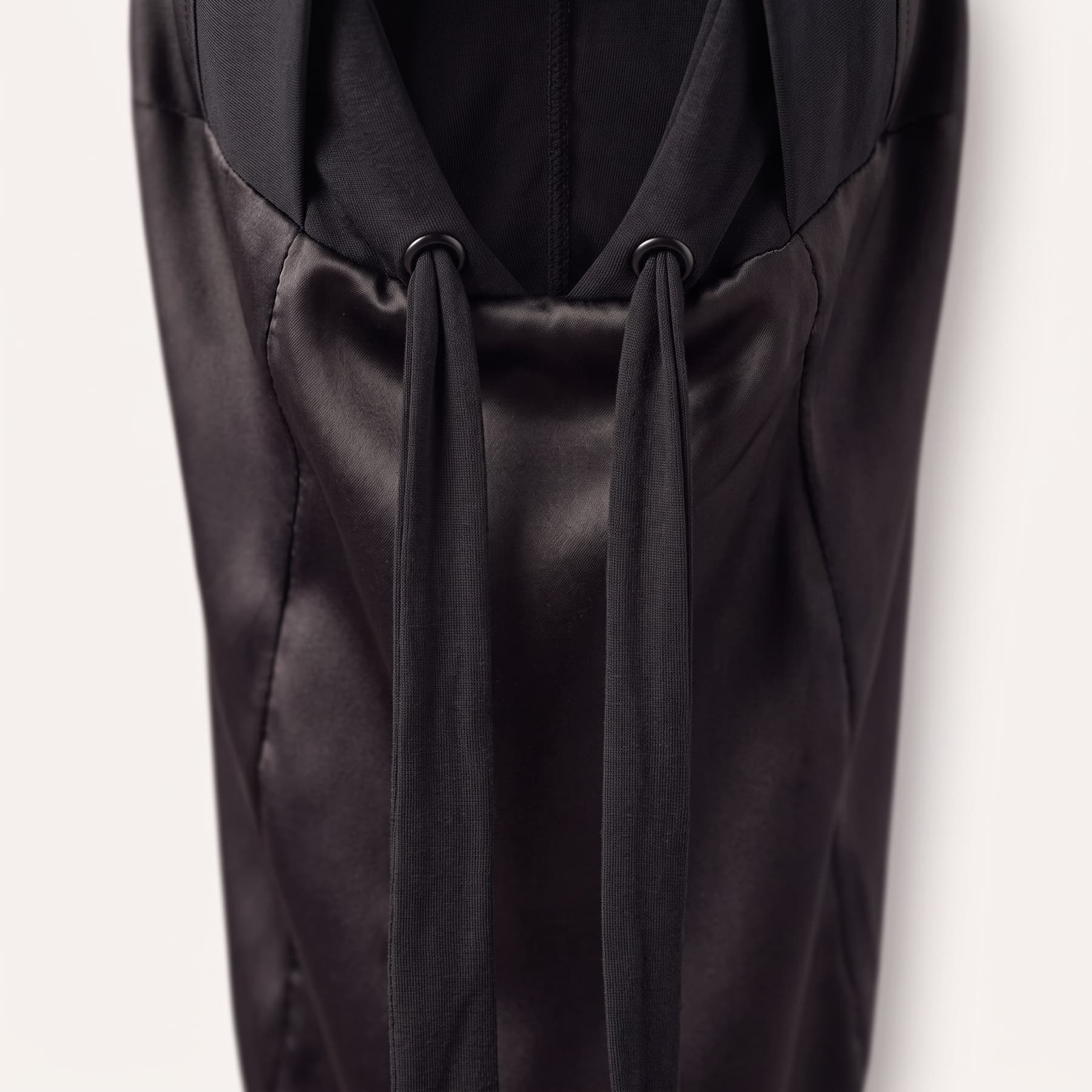 The Āriyah Under-Scarf — Two cords, your length.